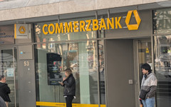 "Уникредит" увеличи експозицията си към "Комерцбанк" чрез деривати в опит да премине прага от 30 на сто