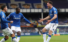 Защитник подписа нов договор с Евертън