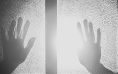 Врагът в леглото: Разкриха мрежа от мъже, организирали изнасилванията на жените си