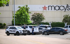 Най-малко 10 ранени при стрелба в търговски център