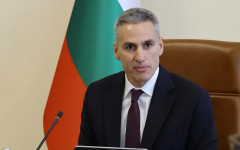 Гюров прави промени в Министерския съвет в последната минута