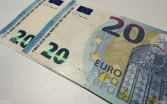 Еврото отстъпва леко в сутрешната междубанкова търговия, доларът е напът към първо седмично поскъпване от три седмици