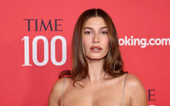 Блясък и стил в Ню Йорк: Хейли Бийбър заслепи със сребърна рокля на галата Time 100