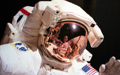 Въпреки че скафандрите и модулът все още не са готови, кацането на Луната през 2028 г. засега е на дневен ред