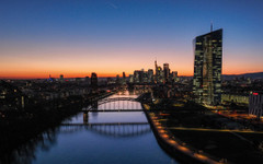 Проучване: ЕЦБ ще вдигне лихвите през юни, преди да обърне курса през 2027 г.