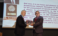 Хирургът академик Дамян Дамянов беше удостоен с почетен плакет на Медицинския университет – Плевен