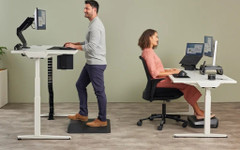 Седнали или прави пред компютъра? Лекарите казват, че и двата варианта са погрешни