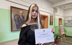 Възпитаничка на Гимназията с преподаване на чужди езици "Симеон Радев" в Перник е лауреат от Националната олимпиада по английски език