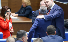 Десислава Атанасова летяла с Пеевски до Истанбул и Дубай?