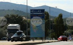 Българите купуват в Гърция недвижими имоти, гърците в България – гориво, а разликата в цените между двете страни намалява, пише гръцки вестник