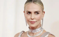 Шарлиз Терон скандализира без сутиен и блуза на премиерата на новия си филм