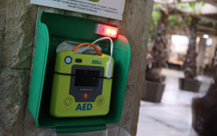 Спешна първа помощ: Обсъждат къде да поставят дефибрилатори на обществени места