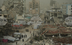 Най-малко трима палестинци бяха убити при израелски удари в ивицата Газа, съобщиха местни медици