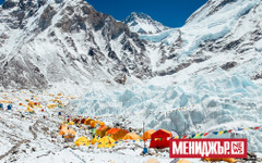 Опасен леден масив спря стотици алпинисти на Еверест