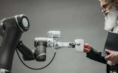 Meta кара служителите си да обучават AI заместниците си