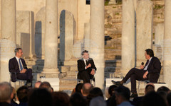 Френският президент Еманюел Макрон пристигна в Гърция, за да поднови стратегическото отбранително споразумение между Париж и Атина