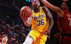 Лейкърс притиснаха Хюстън до стената след чудо и трилър