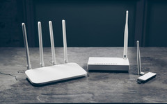 Грешката, която убива вашия Wi-Fi: Защо антените на рутера не трябва да сочат само нагоре