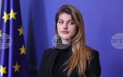 Водим активни преговори с ЕК за отлагане на крайния срок за създаване на антикорупционна комисия, каза Мария Недина