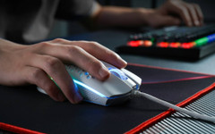 Razer показа най-тънката стъклена подложка за мишка, която изглежда ефектно, но и мъничко опасно