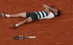 Карлос Алкарас отпадна от битката за трета поредна титла на Ролан Гарос