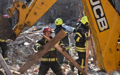 Продължават спасителните операции след масираните атаки в Украйна