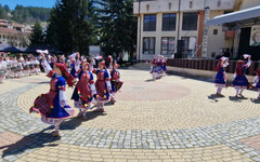 Близо 400 участници от четири области се включиха в над петчасовата програма на фестивала "С песните на Гюрга Пинджурова" в град Трън