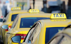 Татуирана ръка подпали Пловдив. Виси от багажник на такси