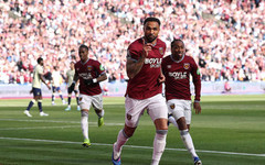 Безценен гол в добавеното време остави Уест Хам над чертата