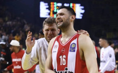 Везенков и Олимпиакос останаха непобедени в редовния сезон в Гърция