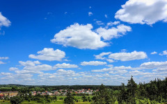 Слънце и силен вятър днес, синоптиците очакват рязко застудяване до дни