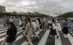 Защо АІ секирата не е премахнала чак толкова работни места в Китай (все още)?