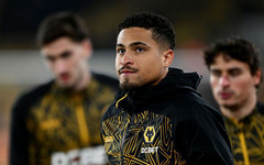 Атлетико Мадрид преговаря за халф на Уулвс