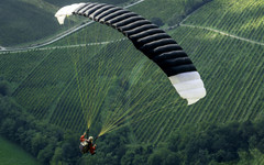 Кацнал на едно дърво: Планински спасители свалиха парапланерист от 20-метров бор