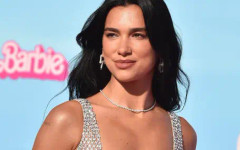 Дуа Липа зарадва феновете по халат от банята