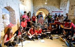 АТА: Албански и испански ученици изнесоха съвместно музикално представление в замъка в Гирокастра