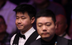 Световният шампион взе китайското дерби и е на 1/8-финал в "Крусибъл"