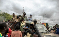 Части на Мали и столицата Бамако бяха нападнати едновременно от въоръжени групировки, съобщи армията; взривове отекнаха и до летището