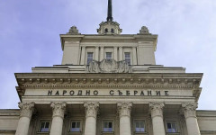 Легендарен генерал удря първия звънец в парламента