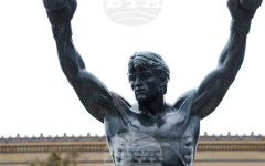 Музеят на изкуствата във Филаделфия прие статуята на Роки в изложба, след десетилетия резервирано отношение