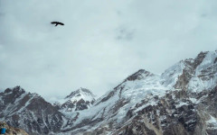 Стотици алпинисти блокирани в подножието на Еверест заради опасен ледников блок