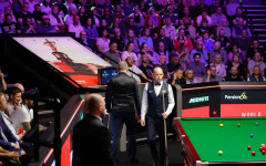 "Крусибъл" зове: Хоукинс притисна Уилямс до стената