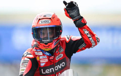 Марк Маркес падна, но все пак се пребори за победата в хаотичния спринт на "Херес"