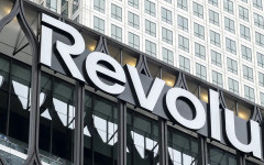 Revolut спира търговията със злато и сребро в България