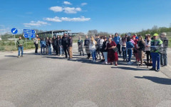 Жители на Берковица и село Мездрея блокираха пътя София-Монтана при разклона за селото с искане за намаляване на скоростта в участъка