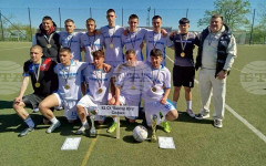 Футболният отбор на 81-во СУ "Виктор Юго" в София вдигна шампионската купа в ученическите игри за юноши 11-12 клас