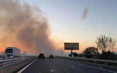 Огромен пожар затрудни движението по част от магистрала "Тракия"