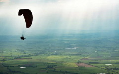 Кацнал на едно дърво: Планински спасители свалиха парапланерист от 20-метров бор