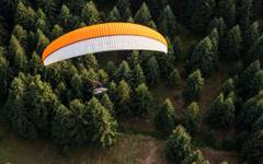 Отряд на ПСС спаси парапланерист, заплел се в дърво