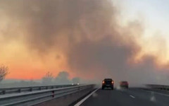 Пожар до "Тракия" затруднява движението по магистралата